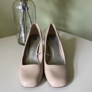 Women’s faux patent leather tan stack heel shoe Sz.7
